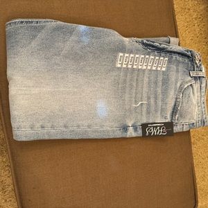 Women’s loose jeans, nice color.